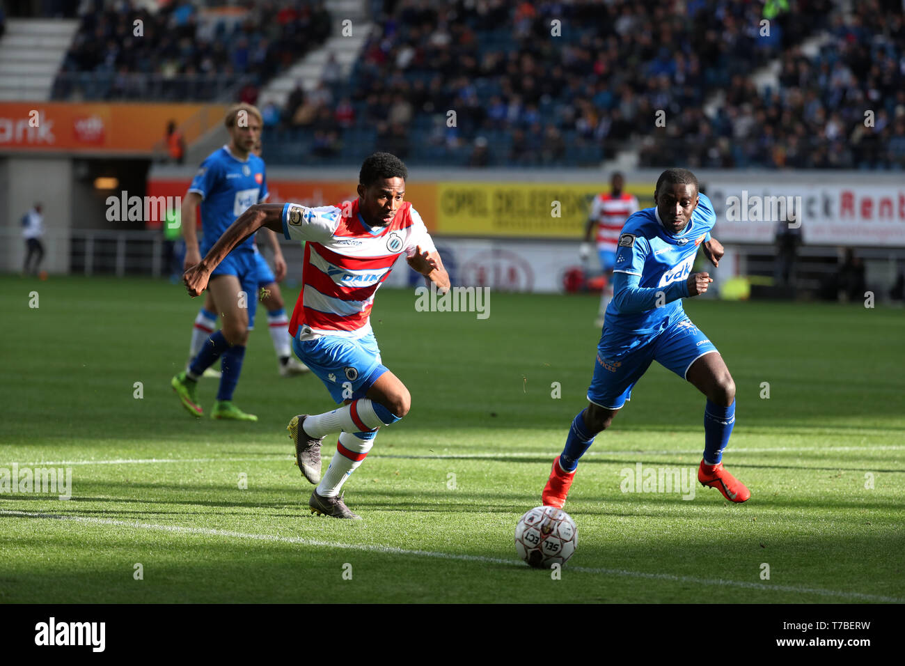 Gent, Belgium. 05th May, 2019. GHENT, BELGIUM - MAY 05: Emmanuel Bonaventure Dennis of Club Brugge and Nana Asare of Kaa Gent fight for the ball during the Jupiler Pro League play-off 1 match (day 7) between Kaa Gent and Club Brugge on May 05, 2019 in Gent, Belgium. (Photo by Vincent V Credit: Pro Shots/Alamy Live News Stock Photo