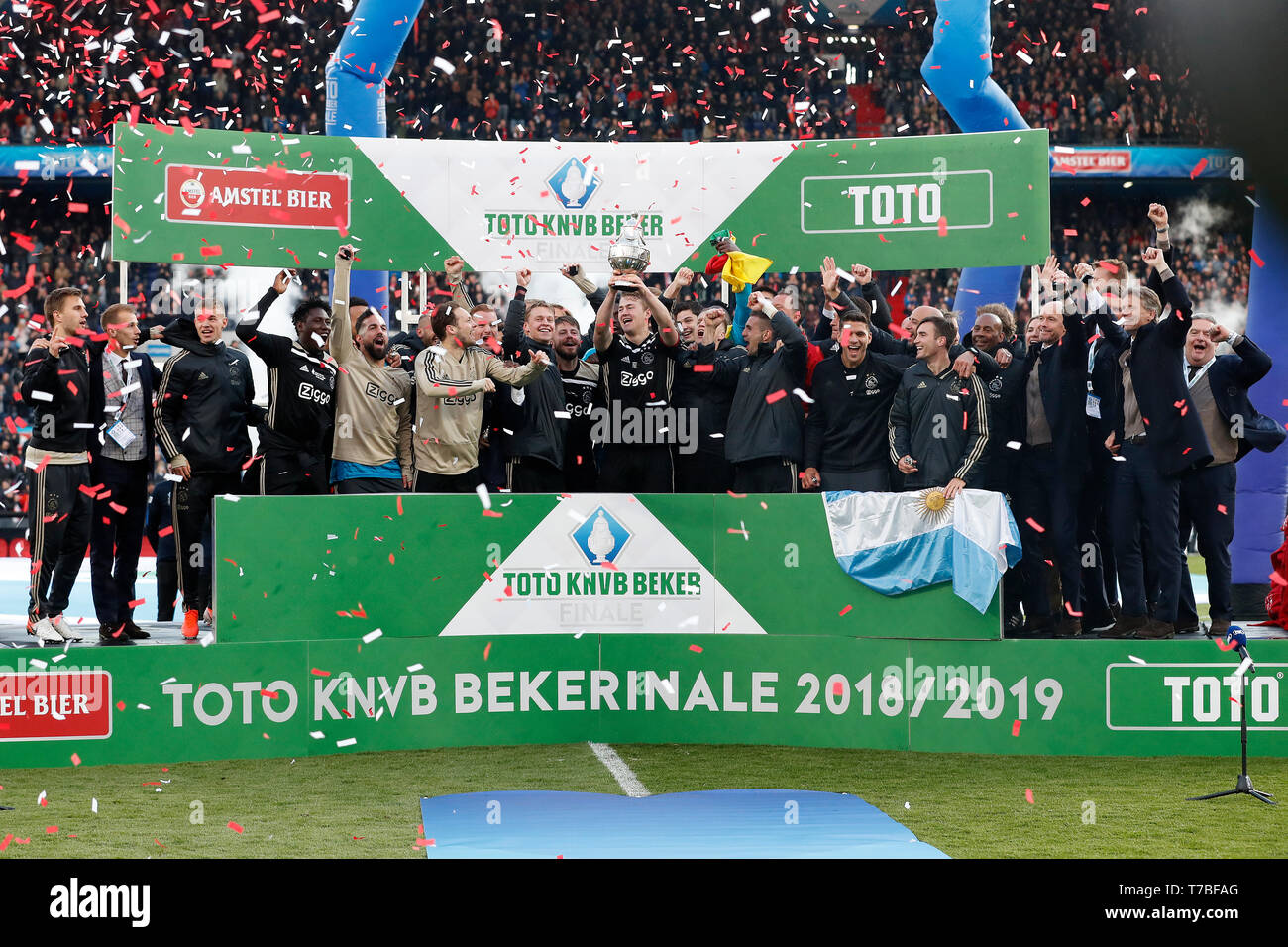 Rotterdam, Netherlands. 05th May, 2019. ROTTERDAM, 05-05-2019 Stadium de  Kuip, Season 2018/2019 Dutch Cup Final for the KNVB beker, Ajax player  Matthijs de Ligt lifting the cup during the game Willem II -