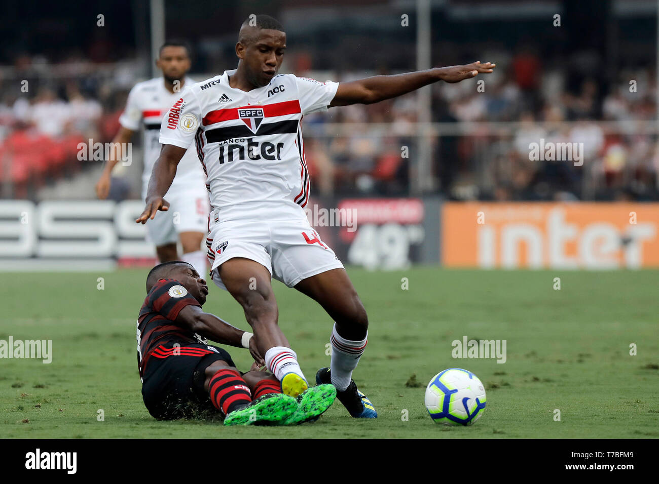 Sp Sao Paulo 05 05 2019 Brazilian A 2019 Sao Paulo X Flamengo Player Toro Do Sao Paulo Dispute Bid With Flamengo Player Lincoln During Match At Morumbi Stadium For