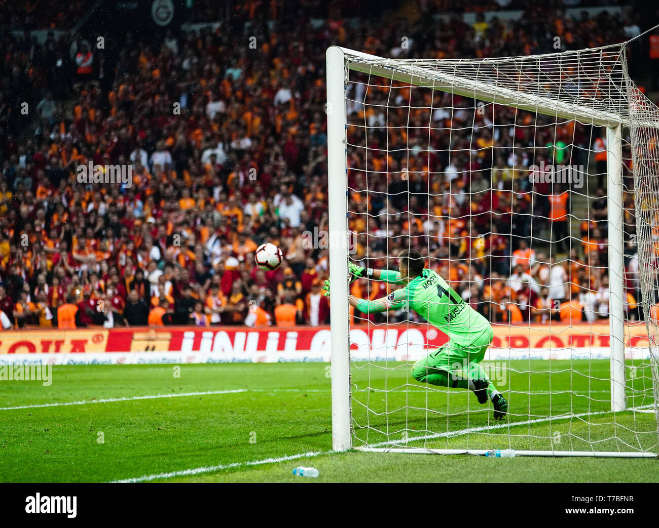 Istanbul, Turkey. 5th May, 2019. Fernando Muslera of Galatasaray saving a  ball during the Turkish Super Lig match between Galatasaray S.K. and  Besiktas at the TÃ¼rk Telekom Arena in Istanbul, Turkey. Ulrik