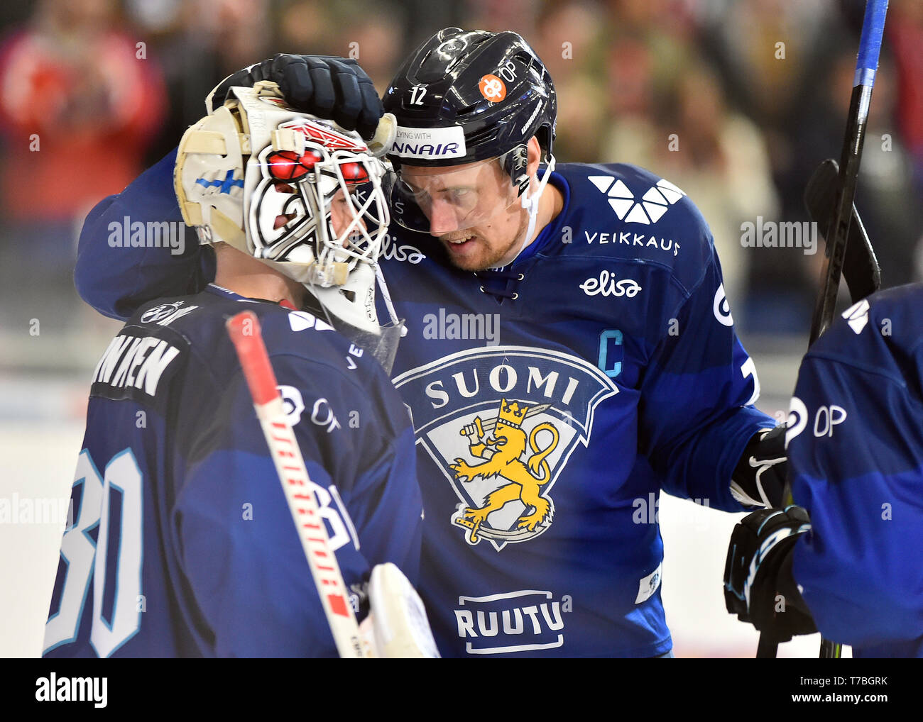 Brno, Czech Republic. 04th May, 2019. L-R Goalkeeper Kevin Lankinen receives congratulations from captain Marko Anttila (both FIN) during the Russia vs Finland match within Carlson Hockey Games tournament, part of Euro Hockey Tour in Brno, Czech Republic, May 4, 2019. Credit: Lubos Pavlicek/CTK Photo/Alamy Live News Stock Photo