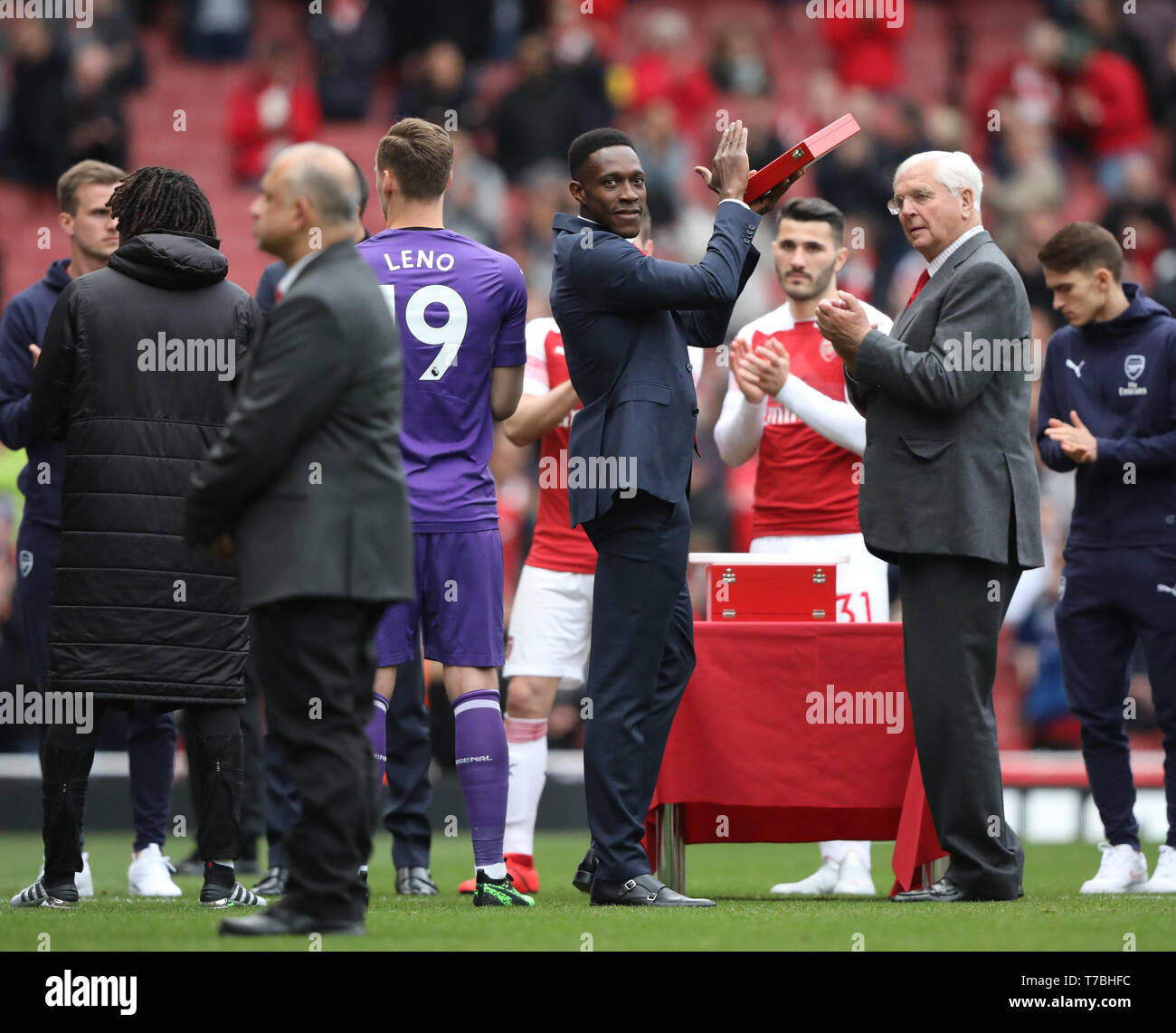 London, UK. 05th May, 2019. Danny Welbeck (A) applauds the fans at the Arsenal v Brighton and Hove Albion English Premier League football match at The Emirates Stadium, London, UK on May 5, 2019. **Editorial use only, license required for commercial use. No use in betting, games or a single club/league/player publications** Credit: Paul Marriott/Alamy Live News Stock Photo
