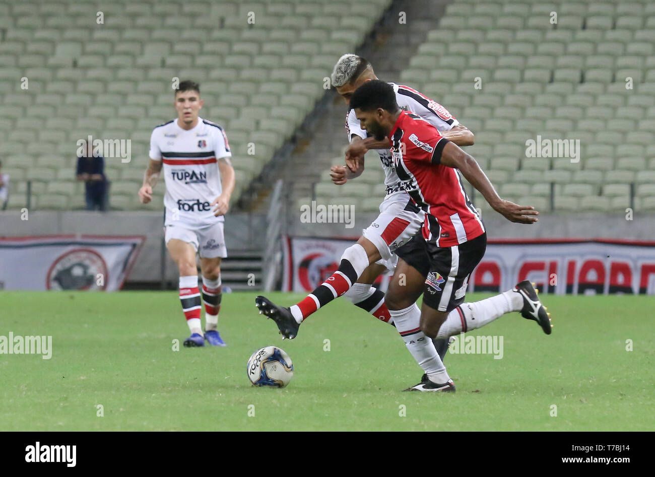 Ce Fortaleza 05 05 2019 Brazilian C 2019 Ferroviario X Santa Cruz Pe Gleibson Do Ferroviario Plays With Santa Cruz Player During A Match At Arena Castelao For The Brazilian Championship