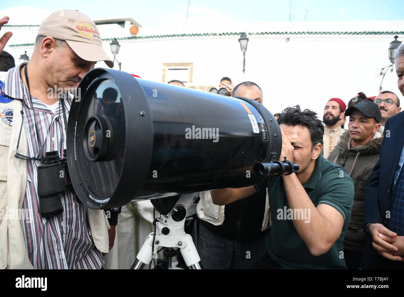 Tunis, Tunisia. 5th May, 2019. Experts from the National Institute of Meteorology and senior religious staff observe the moon in order to determine the beginning of the Ramadan in Tunis, Tunisia, on May 5, 2019. Credit: Adele Ezzine/Xinhua/Alamy Live News Stock Photo