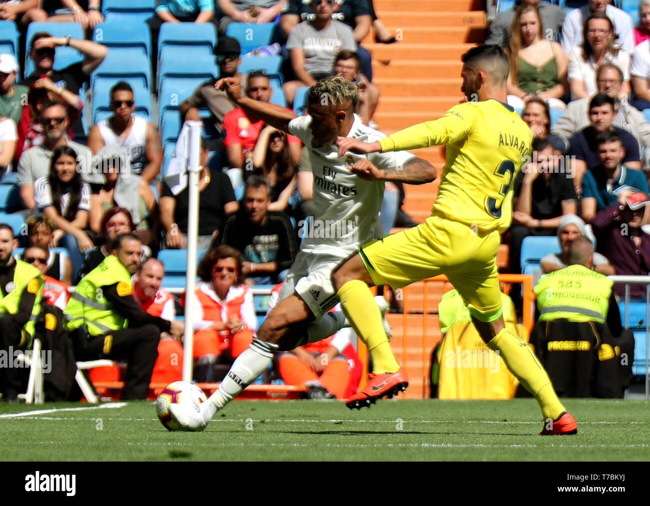 Madrid, Spain. 5th May, 2019. Real Madrid's Mariano Diaz Mejia (L) competes with Villarreal's Alvaro Gonzalez Soberon during a Spanish league match between Real Madrid and Villarreal in Madrid, Spain, on May. 5, 2019. Real Madrid won 3-2. Credit: Edward F. Peters/Xinhua/Alamy Live News Stock Photo