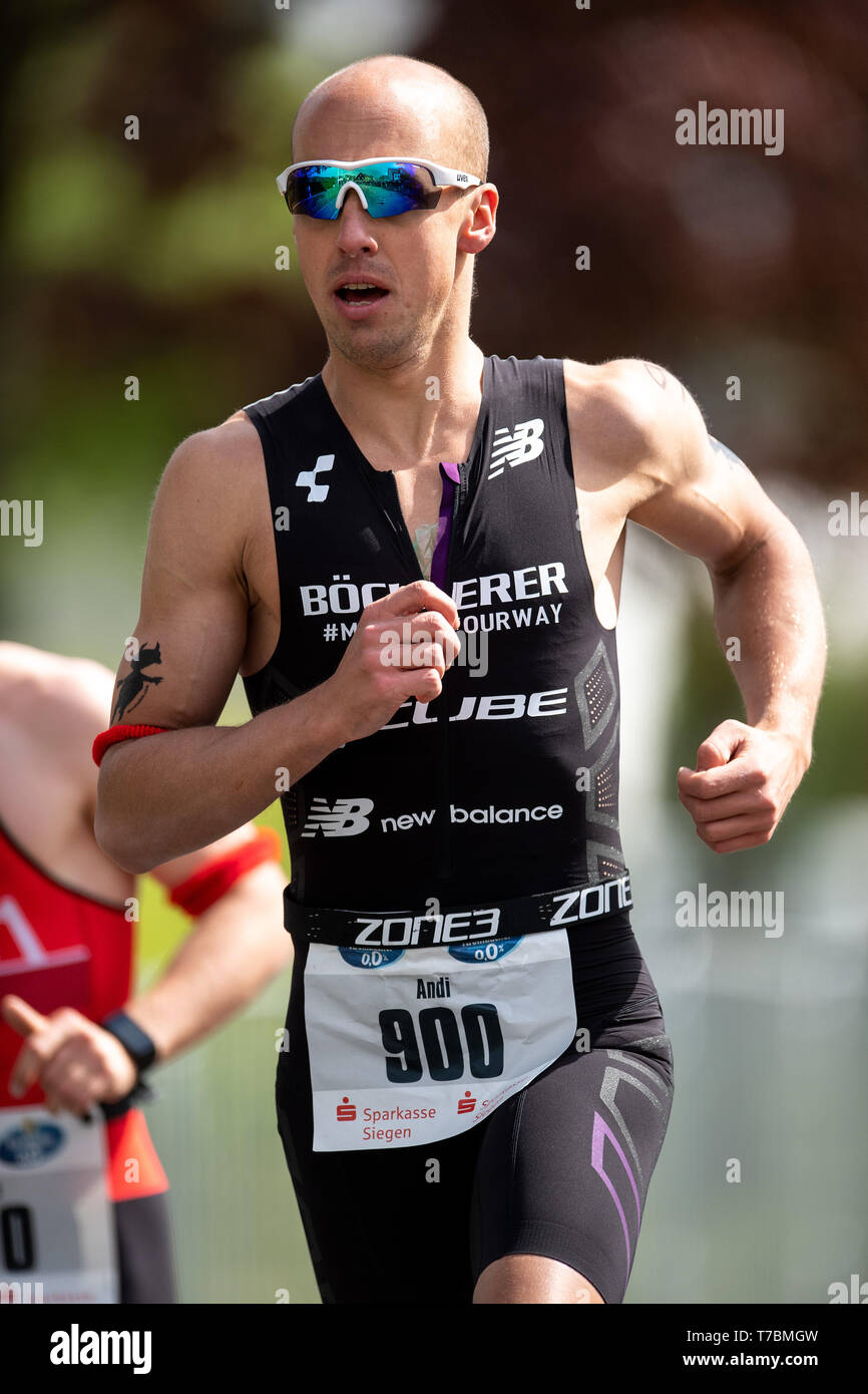 Kreuztal, Germany. 05th May, 2019. Beatrice Weiß runs at the triathlon bush  huts in the transition zone. Credit: Marius Becker/dpa/Alamy Live News  Stock Photo - Alamy