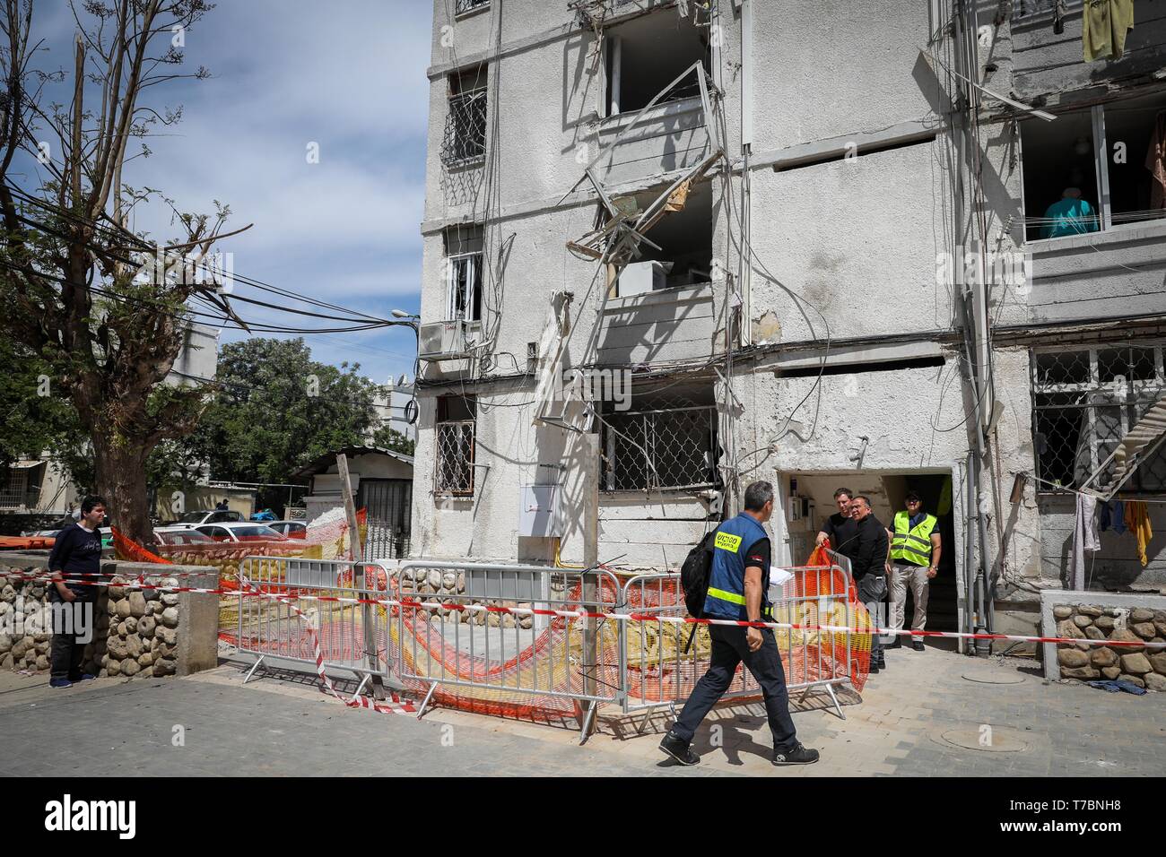Jerusalem, Israel. 5th May, 2019. A building is seen damaged by a rocket fired from the Gaza Strip in Ashkelon, Israel, May 5, 2019. Four Israeli civilians were killed on Sunday and more than 70 injured by rockets fired by the Palestinians from the Gaza Strip. Credit: JINI/Xinhua/Alamy Live News Stock Photo