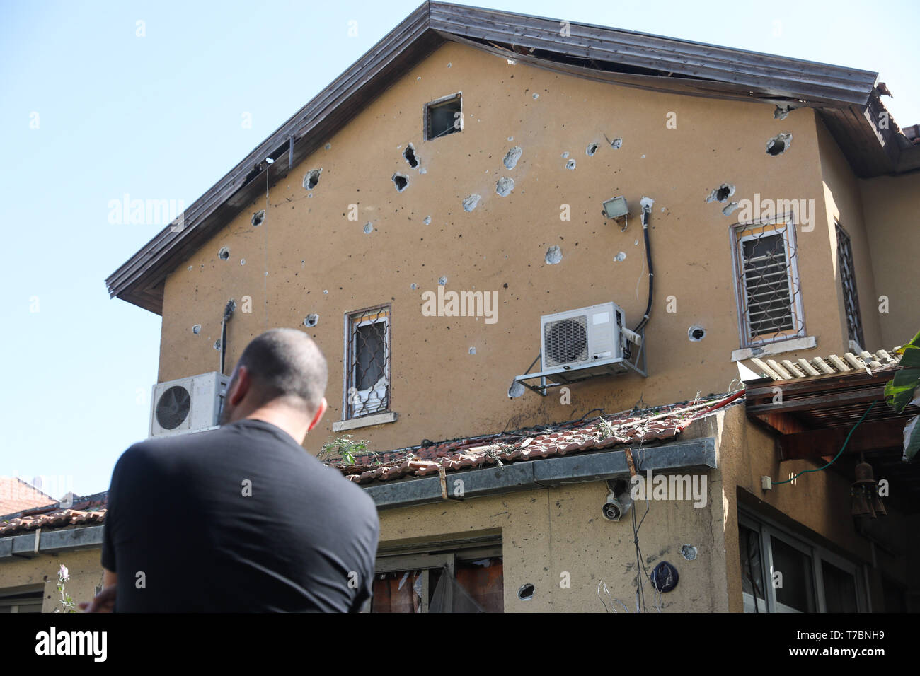 Jerusalem, Israel. 5th May, 2019. A house is seen damaged by a rocket fired from the Gaza Strip in Ashkelon, Israel, May 5, 2019. Four Israeli civilians were killed on Sunday and more than 70 injured by rockets fired by the Palestinians from the Gaza Strip. Credit: JINI/Xinhua/Alamy Live News Stock Photo