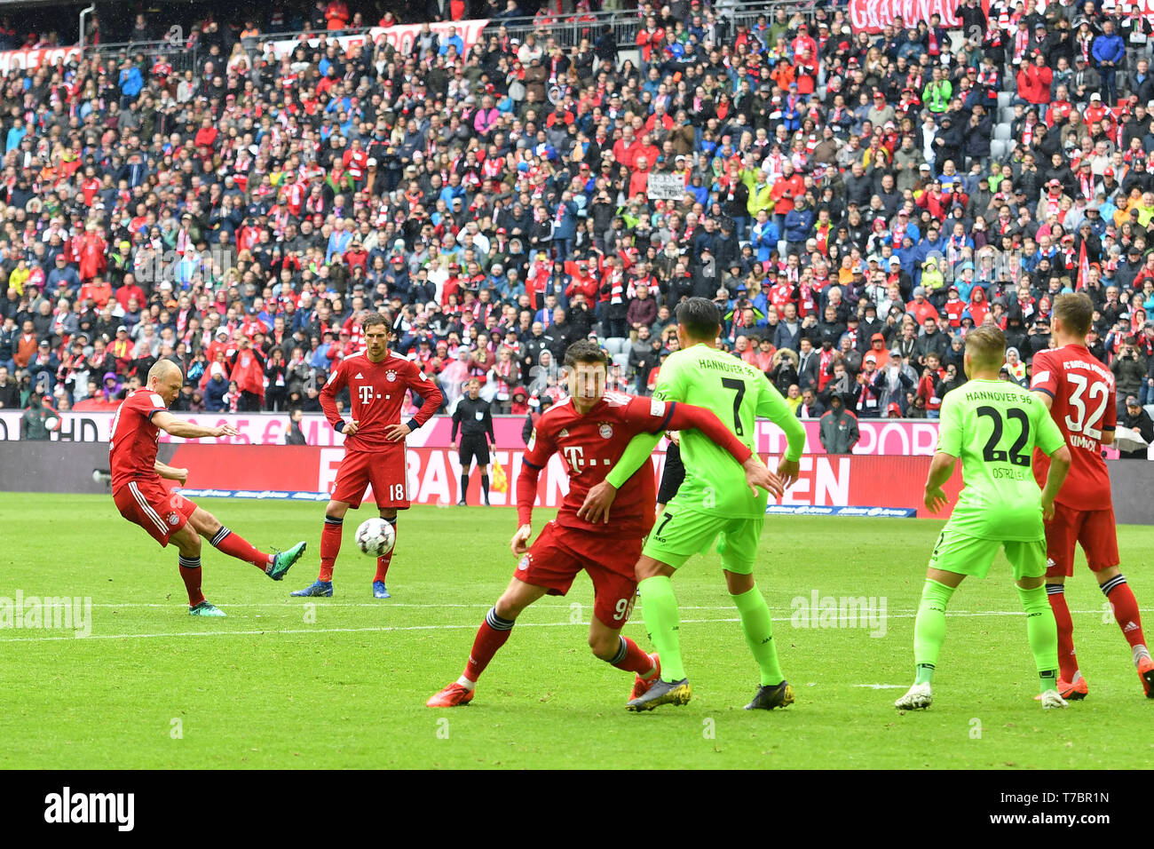 Free kick by Arjen ROBBEN (Bayern Munich, left), action, shot. Soccer 1.  Bundesliga, 32.matchday, matchday32, FC Bayern Munich M) - Hanover 96 (H)  3-1,, on May 4, 1919 in Muenchen ALLIANZARENA, DFL