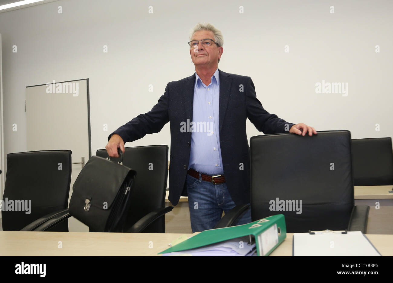 03 May 2019, Mecklenburg-Western Pomerania, Rostock: At the beginning of the trial against Dr. Amandus Krüger, the former Managing Director of the People's Solidarity Societies, for fraud and delay in insolvency, the defendant stands in the courtroom. The public prosecutor's office accuses the 68-year-old of being the managing director of Volkssolidarität Sozial-Immobilienfond GmbH & Co. KG (VSI KG) in the period between July 2004 and October 2005 in 144 legally related cases. The man had been sentenced to three years and eight months imprisonment by the Rostock Regional Court in 2014. The Fed Stock Photo