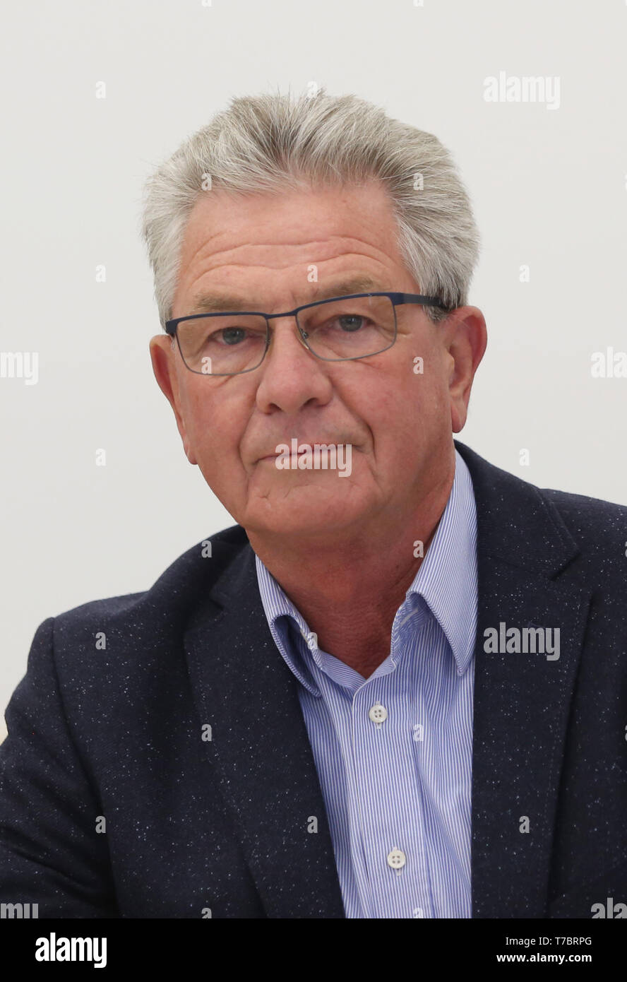 03 May 2019, Mecklenburg-Western Pomerania, Rostock: At the beginning of the trial against Dr. Amandus Krüger, the former Managing Director of the People's Solidarity Companies, for fraud and delay in insolvency, the defendant sits in the courtroom. The public prosecutor's office accuses the 68-year-old of being the managing director of Volkssolidarität Sozial-Immobilienfond GmbH & Co. KG (VSI KG) in the period between July 2004 and October 2005 in 144 legally related cases. The man had been sentenced to three years and eight months imprisonment by the Rostock Regional Court in 2014. The Feder Stock Photo