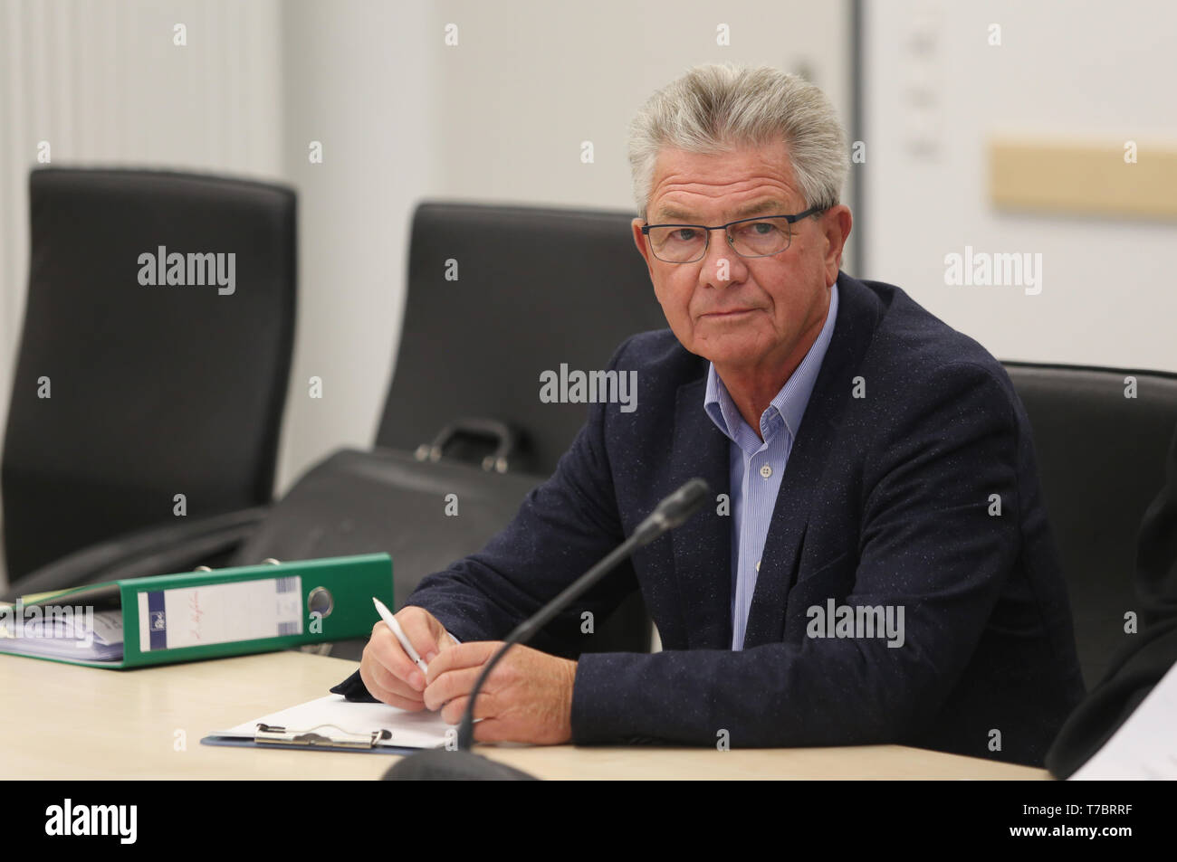 03 May 2019, Mecklenburg-Western Pomerania, Rostock: At the beginning of the trial against Dr. Amandus Krüger, the former Managing Director of the People's Solidarity Companies, for fraud and delay in insolvency, the defendant sits in the courtroom. The public prosecutor's office accuses the 68-year-old of being the managing director of Volkssolidarität Sozial-Immobilienfond GmbH & Co. KG (VSI KG) in the period between July 2004 and October 2005 in 144 legally related cases. The man had been sentenced to three years and eight months imprisonment by the Rostock Regional Court in 2014. The Feder Stock Photo