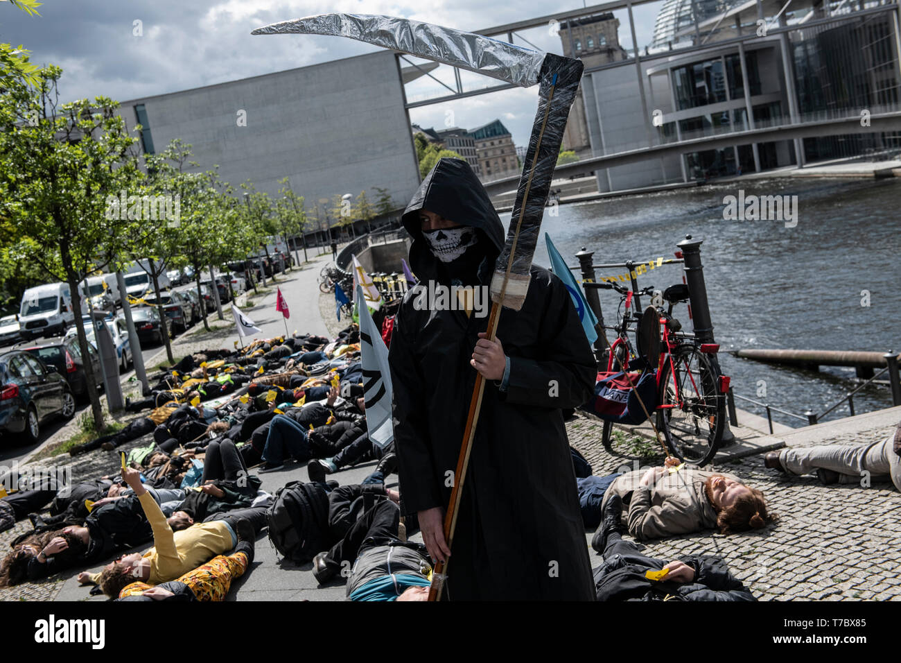 Berlin, Germany. 06th May, 2019. A man disguised as a senseman stands in the government district during an action of the Extinction Rebellion movement. The occasion is the new UN report on biodiversity. According to the study, up to one million animal and plant species are threatened with extinction. Credit: Paul Zinken/dpa/Alamy Live News Stock Photo