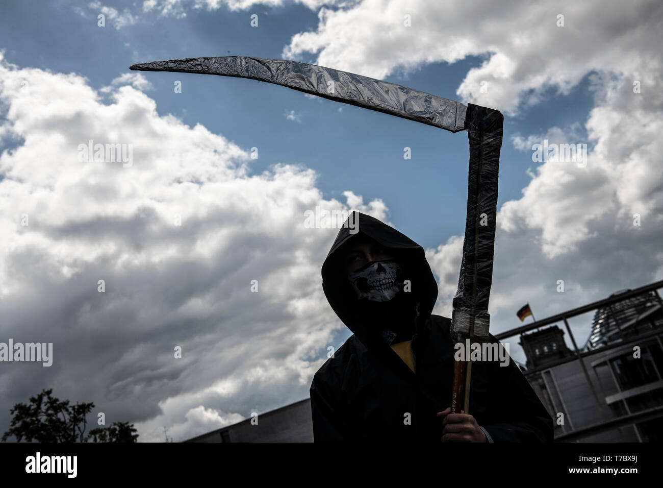 Berlin, Germany. 06th May, 2019. A man disguised as a senseman stands in the government district during an action of the Extinction Rebellion movement. The occasion is the new UN report on biodiversity. According to the study, up to one million animal and plant species are threatened with extinction. Credit: Paul Zinken/dpa/Alamy Live News Stock Photo