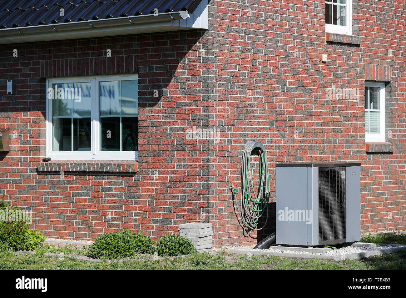 Schkeuditz, Germany. 30th Apr, 2019. A "NIBE F2120" air/water heat pump is  located next to the "Halle" prefabricated house model from  Helma-Eigenheimbau AG in the Unger Musterhauspark in the Schkeuditz  district of