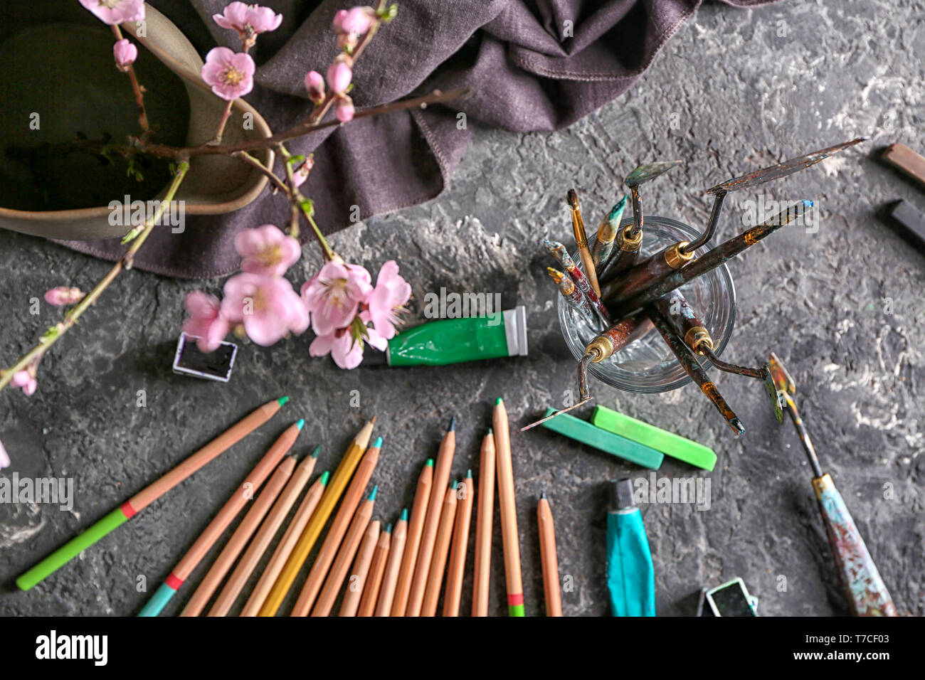 Chalks and paints hi-res stock photography and images - Alamy