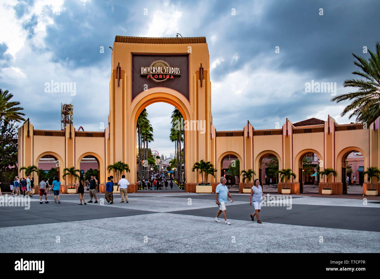 Nắm bắt được cảm giác thăng hoa trên nền trời mây và cổng vào Universal Studios tại Orlando, Florida sẽ khiến bạn có những trải nghiệm thật đặc biệt. Hãy xem hình ảnh và cùng những người bạn trải nghiệm những điều thú vị tại Universal Studios.