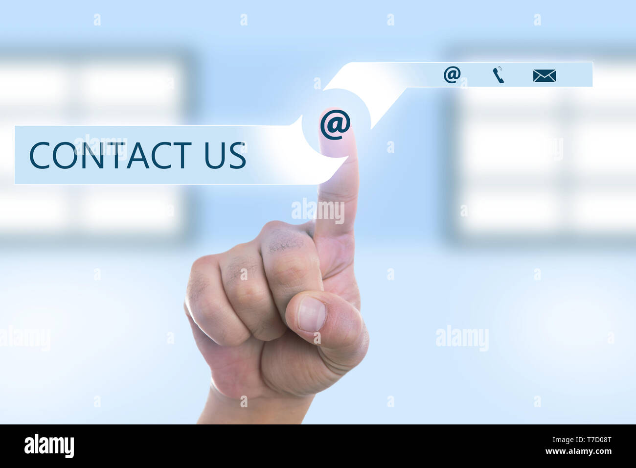 Pressing the button on the screen. Нажимает фото. Нажимает на кнопку. Prt sc на клавиатуре. Парень пальцем нажимает на ко.