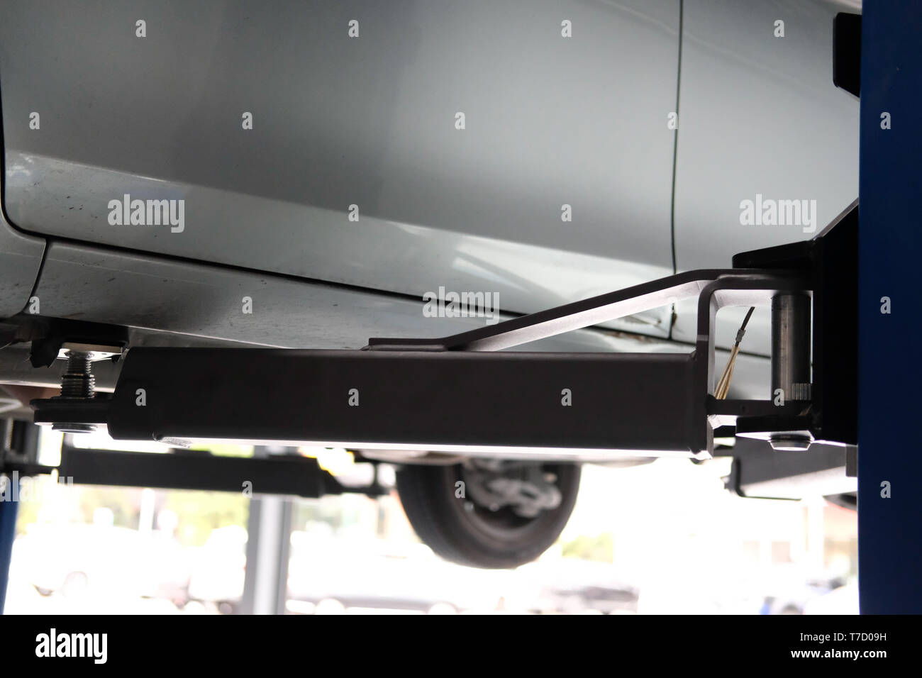 Car on lift hi-res stock photography and images - Alamy