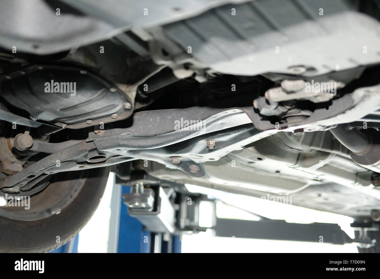 Car on lift hi-res stock photography and images - Alamy