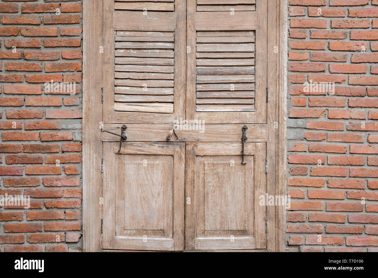 old vintage retro wooden window & brick wall Stock Photo - Alamy