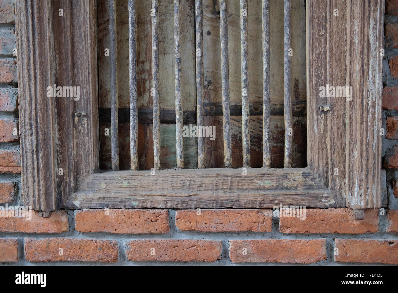 old vintage retro wooden window & brick wall Stock Photo - Alamy