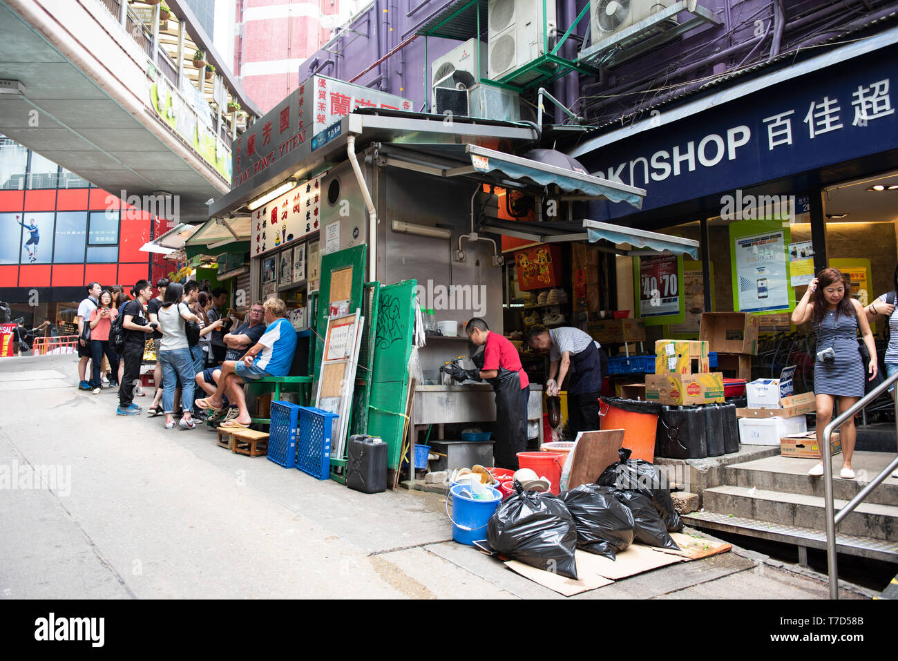 Hong Kong Island street food stall Stock Photo - Alamy
