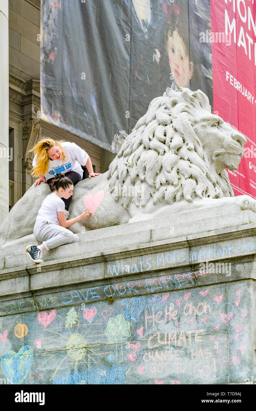 Teens make chalk drawing, Sustainabiliteens Climate Strike. to protest lack of action on climate change, Vancouver Art Gallery, Vancouver, BC Stock Photo