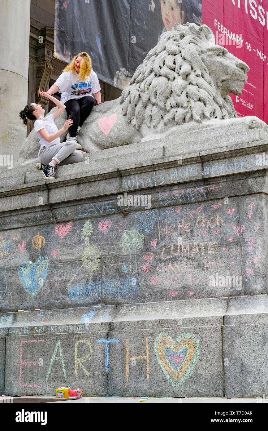 Teens make chalk drawing, Sustainabiliteens Climate Strike. to protest lack of action on climate change, Vancouver Art Gallery, Vancouver, BC Stock Photo
