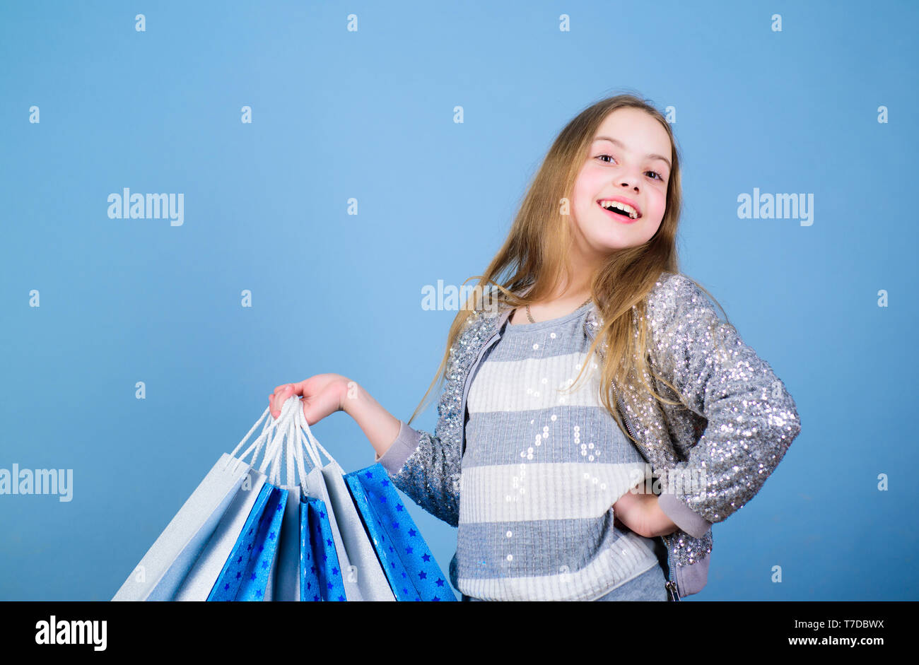 bargain sale. Kid fashion. shop assistant with package. Sales and  discounts. Small girl with shopping bags. Happy child. Little girl with  gifts. special offer. Holiday purchase saving. its a bargain Stock Photo 