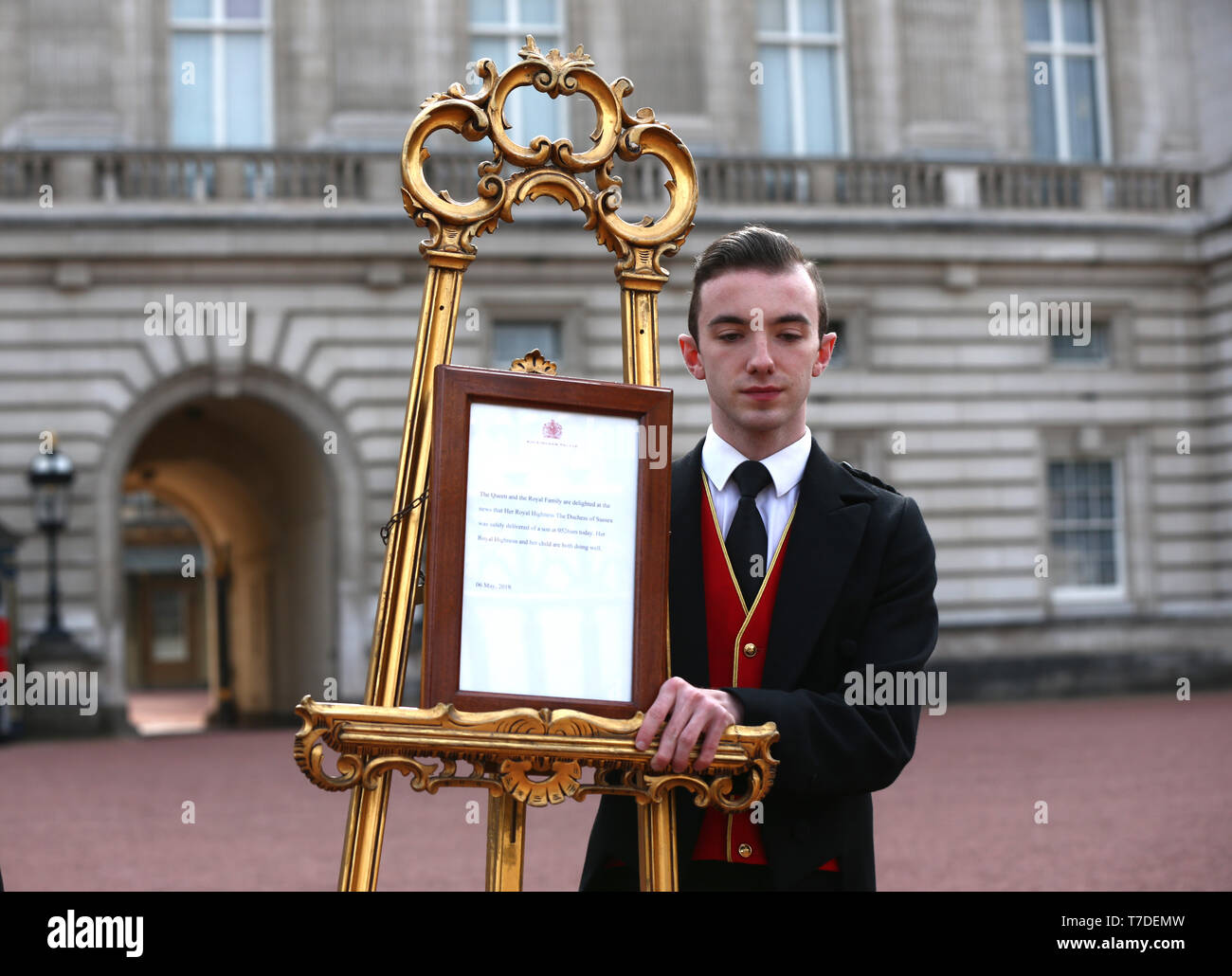 Footmen Stephen Kelly brings out the easel in the forecourt of Buckingham Palace in London to formally announce the birth of a baby boy to the Duke and Duchess of Sussex. Stock Photo
