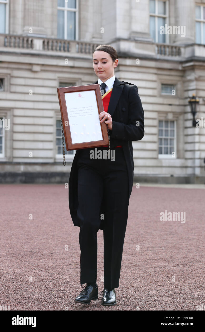 Footmen Sarah Thompson brings out the easel in the forecourt of Buckingham Palace in London to formally announce the birth of a baby boy to the Duke and Duchess of Sussex. Stock Photo
