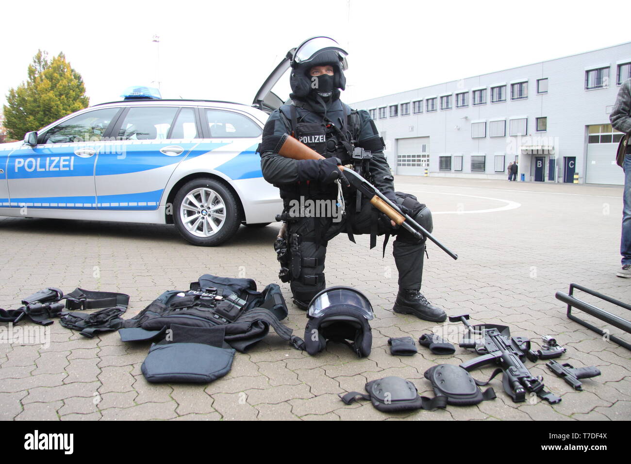 Mobiles einsatzkommando hires stock photography and images Alamy