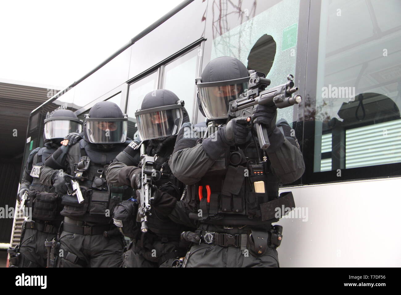 Das Sondereinsatzkommando / Mobiles Einsatzkommando der Hamburger Polizei. Elite-Polizisten in voller Montour, also in vollstaendiger Ausruestung. Stock Photo