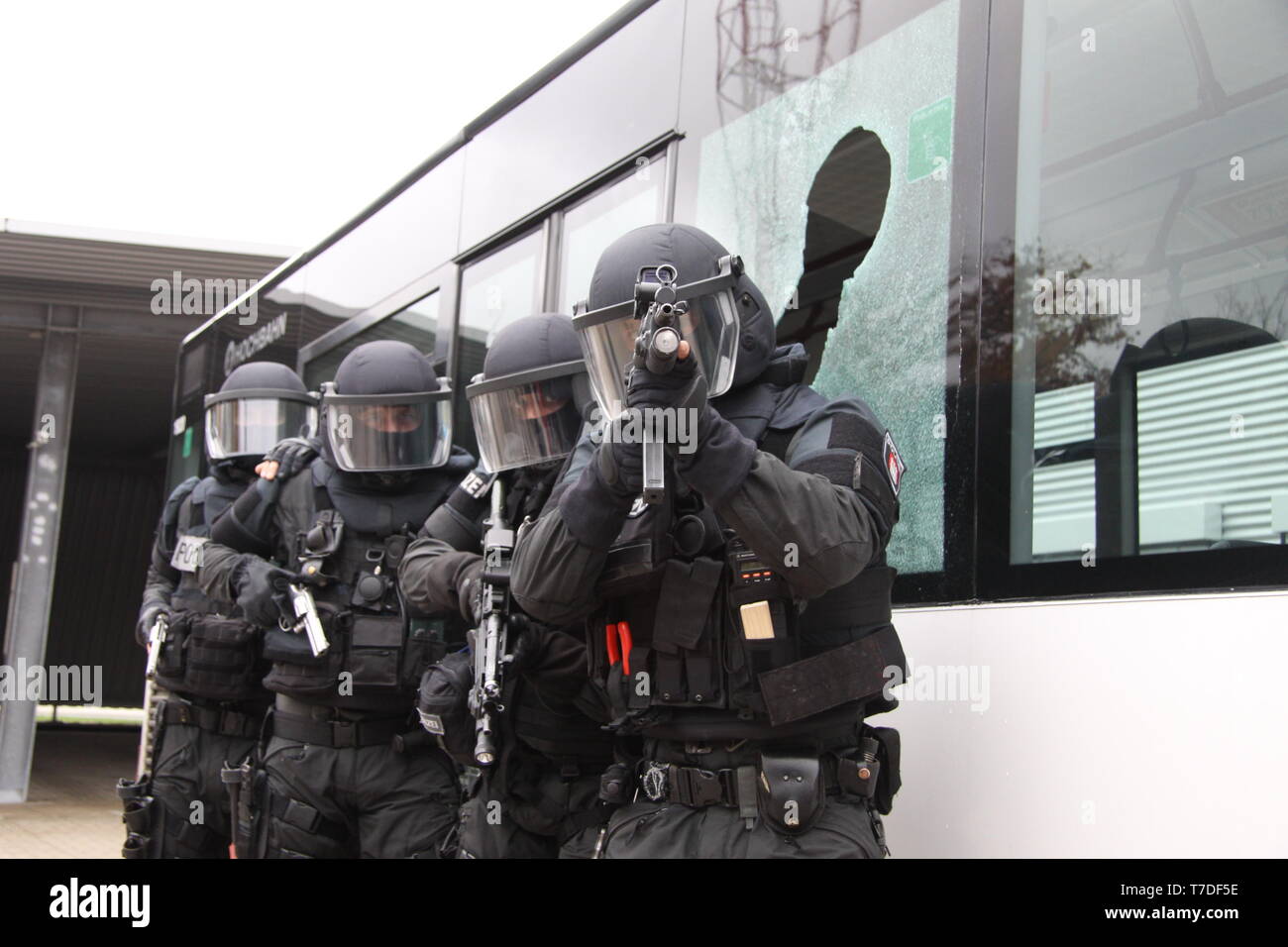 Das Sondereinsatzkommando / Mobiles Einsatzkommando der Hamburger Polizei. Elite-Polizisten in voller Montour, also in vollstaendiger Ausruestung. Stock Photo