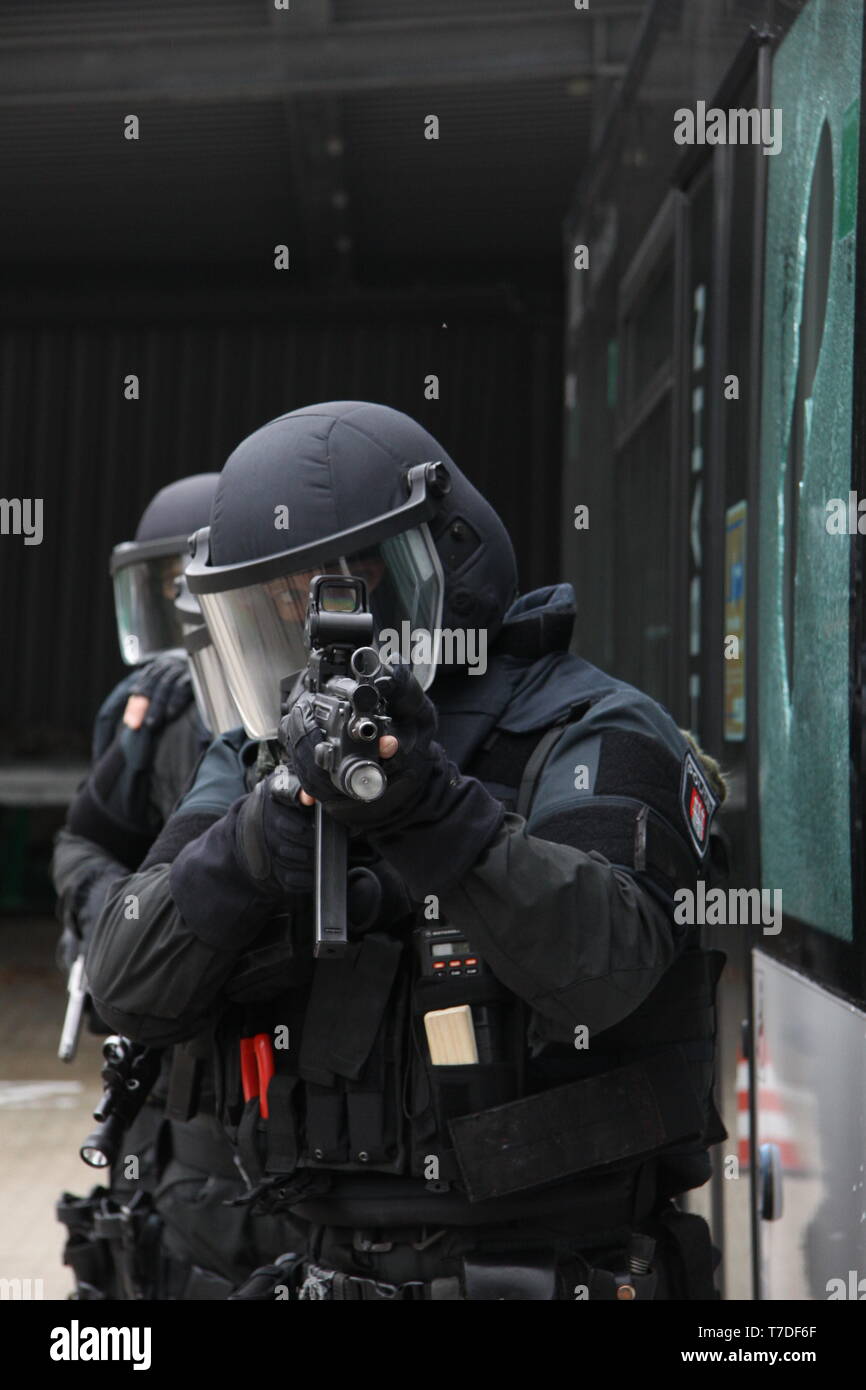Das Sondereinsatzkommando / Mobiles Einsatzkommando der Hamburger Polizei. ElitePolizisten in