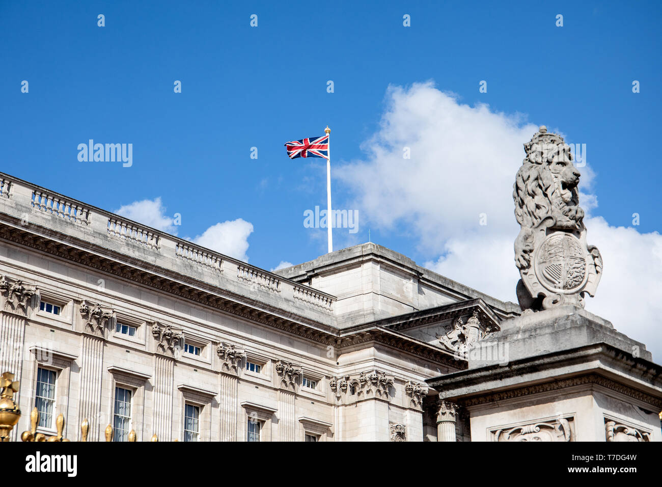Buckingham Palace with british flag, lion with king crown, royal family
