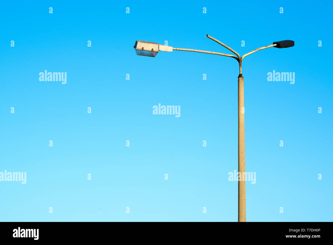Broken streetlight hires stock photography and images Alamy