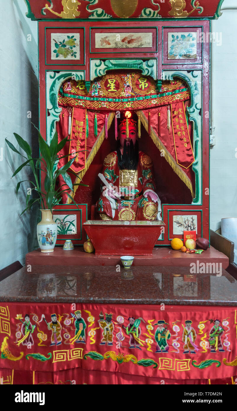 Taoist temple shrine statues hi-res stock photography and images - Alamy