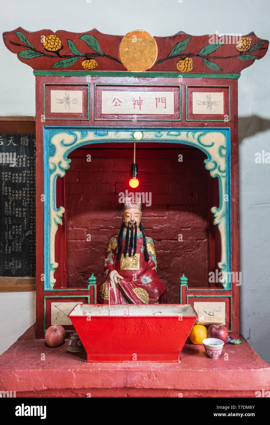Taoist temple shrine statues hi-res stock photography and images - Alamy