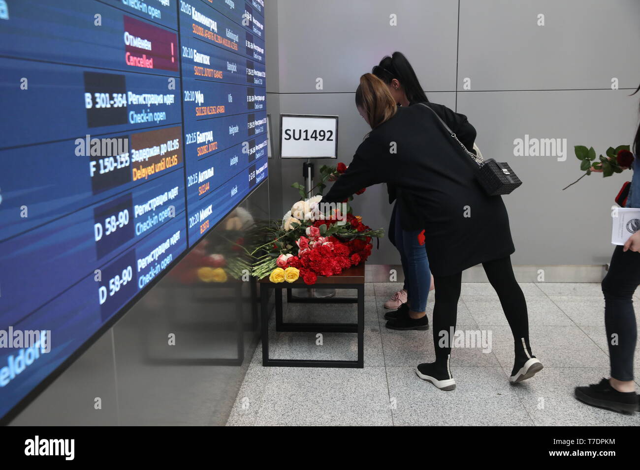 Moscow, Russia. 6th May, 2019. People lay flowers to mourn the victims of the SSJ-100 passenger plane fire at the terminal of the Sheremetyevo International Airport in Moscow, Russia, May 6, 2019. Russia's Investigative Committee confirmed Monday that 41 people were killed after an SSJ-100 passenger plane en route to the northwestern Russian city of Murmansk caught fire before an emergency landing Sunday at the Sheremetyevo International Airport in Moscow. Credit: Maxim Chernavsky/Xinhua/Alamy Live News Stock Photo