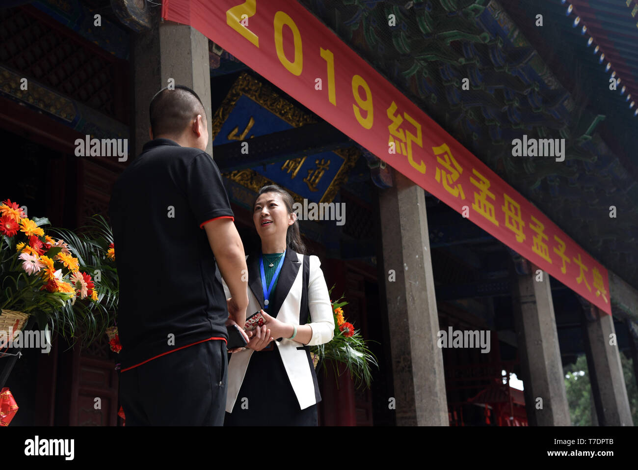 (190506) -- ZOUCHENG, May 6, 2019 (Xinhua) -- Meng Xing (R), the 72nd-generation descendant of ancient China's philosopher Mencius, talks with a representative of Mencius descendants from Heilongjiang Province at Mencius Temple in Zoucheng City, east China's Shandong Province, May 5, 2019. Living in a community near Mencius Temple, 37-year-old Meng Xing is in charge of the maintenance of Mencius Temple, Mencius Mansion and Mencius Cemetery. (Xinhua/Wang Kai) Stock Photo