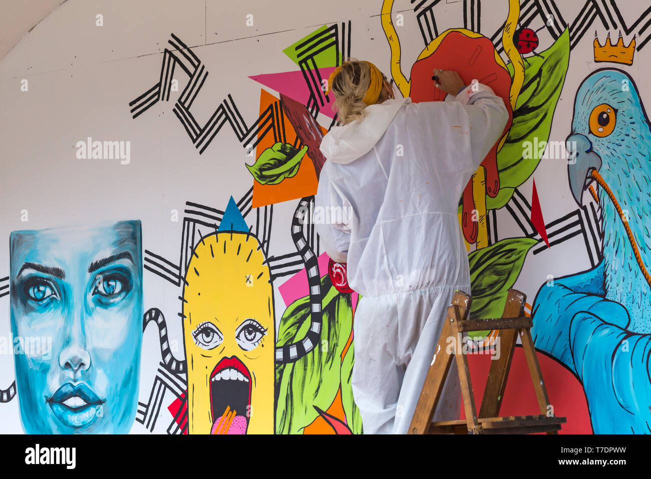 Boscombe, Bournemouth, Dorset, UK. 6th May 2019. Bournemouth Emerging Arts Fringe (BEAF) Festival attracts visitors at Boscombe with arts exhibitions, music events, theatre, performances, film, dance, workshops. The Coffee Cup Project creating artworks for everyone to join in. Credit: Carolyn Jenkins/Alamy Live News Stock Photo