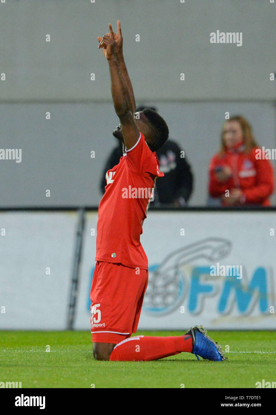 06 May 2019, Bavaria, Fürth: Soccer: 2nd Bundesliga, SpVgg Greuther Fürth - 1st FC Cologne, 32nd matchday at the Sportpark Ronhof Thomas Sommer. Cologne's Jhon Cordoba celebrates his goal to 0:1. IMPORTANT NOTE: In accordance with the requirements of the DFL Deutsche Fußball Liga and the DFB Deutscher Fußball-Bund, it is prohibited to use or have used photos taken in the stadium and/or the match in the form of sequence pictures and/or video-like photo sequences. Photo: Timm Schamberger/dpa Stock Photo