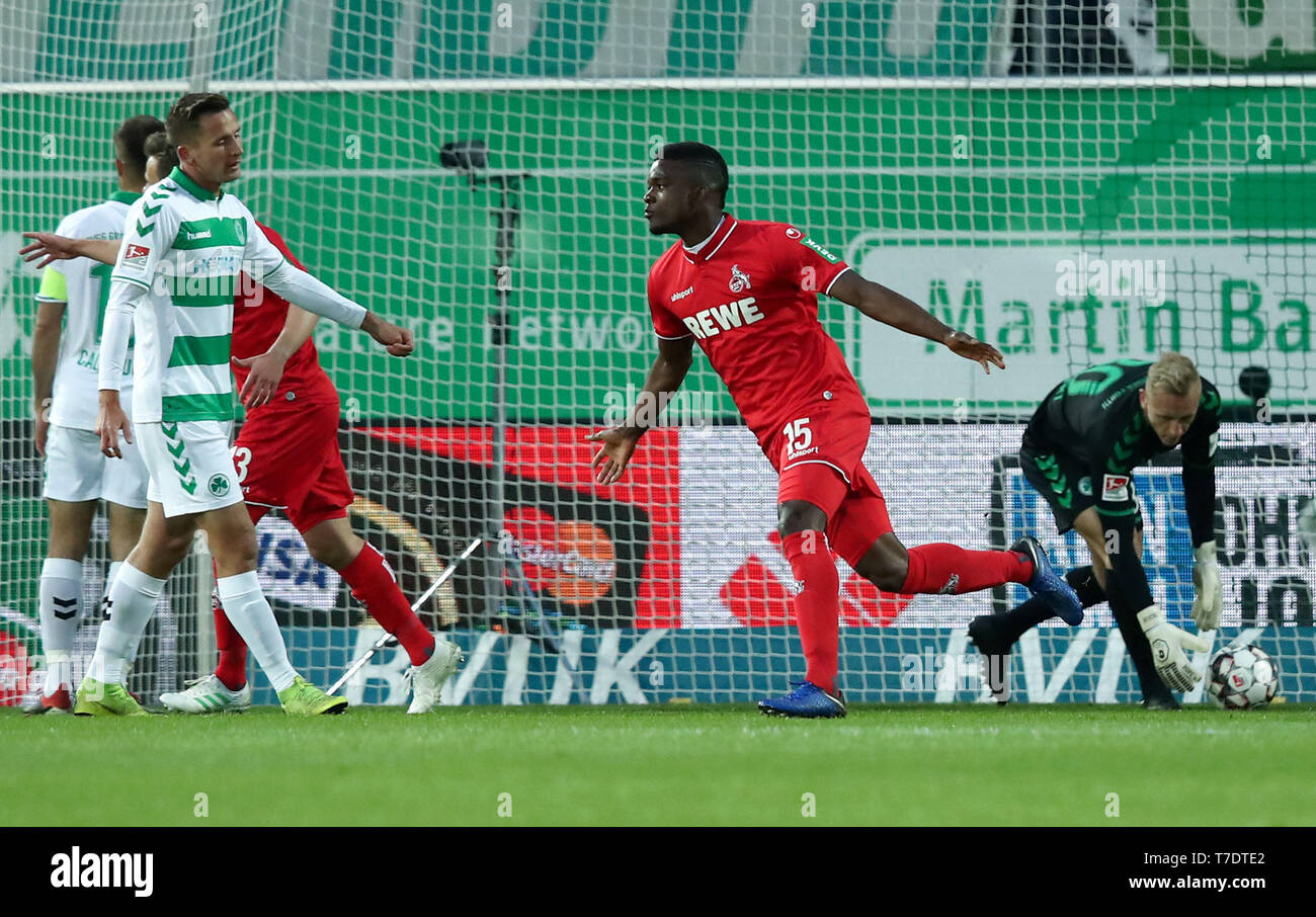 06 May 2019, Bavaria, Fürth: Soccer: 2nd Bundesliga, SpVgg Greuther Fürth - 1st FC Cologne, 32nd matchday at the Sportpark Ronhof Thomas Sommer. Cologne's Jhon Cordoba (M) celebrates his goal for the 0:1. IMPORTANT NOTE: According to the guidelines of the DFL Deutsche Fußball Liga and the DFB Deutscher Fußball-Bund it is prohibited to use or have used photos taken in the stadium and/or the match in the form of sequence pictures and/or video-like photo sequences. Photo: Daniel Karmann/dpa Stock Photo