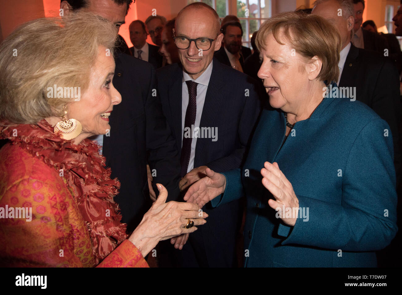 Berlin, Germany. 06th May, 2019. Isa von Hardenberg (l-r), Wolfgang Krach, SZ editor-in-chief, and Angela Merkel (CDU), Federal Chancellor, come to the night of the Süddeutsche Zeitung. Credit: Jörg Carstensen/dpa/Alamy Live News Stock Photo
