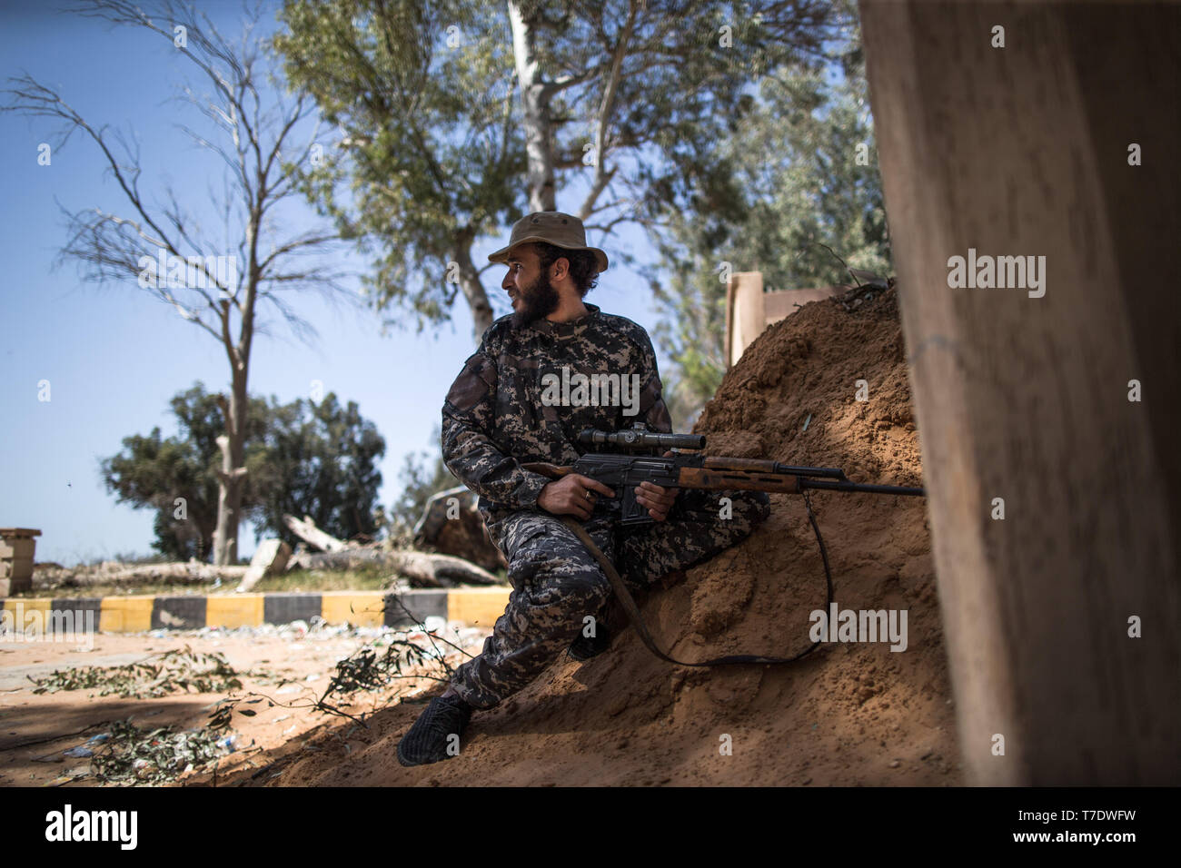 Tripoli, Libya. 6th May, 2019. A fighter from forces of the UN-backed Libyan government is seen in Salah Al-Din frontline, Tripoli, Libya, on May 6, 2019. A total of 432 people have been killed and 2,069 others injured in the fighting between the UN-backed Libyan government and the east-based army in and around the capital Tripoli, the World Health Organization (WHO) said Monday. Credit: Amru Salahuddien/Xinhua/Alamy Live News Stock Photo