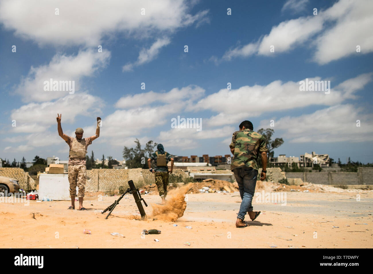 Tripoli, Libya. 6th May, 2019. Fighters from forces of the UN-backed Libyan government are seen during clashes in Salah Al-Din frontline, Tripoli, Libya, on May 6, 2019. A total of 432 people have been killed and 2,069 others injured in the fighting between the UN-backed Libyan government and the east-based army in and around the capital Tripoli, the World Health Organization (WHO) said Monday. Credit: Amru Salahuddien/Xinhua/Alamy Live News Stock Photo