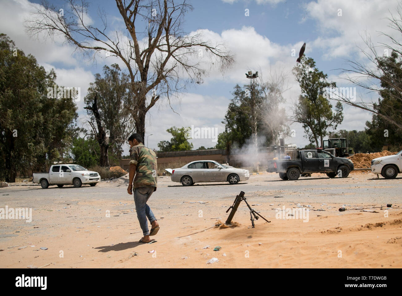 Tripoli, Libya. 6th May, 2019. A fighter from forces of the UN-backed Libyan government fires at east-based troops during clashes in Salah Al-Din frontline, Tripoli, Libya, on May 6, 2019. A total of 432 people have been killed and 2,069 others injured in the fighting between the UN-backed Libyan government and the east-based army in and around the capital Tripoli, the World Health Organization (WHO) said Monday. Credit: Amru Salahuddien/Xinhua/Alamy Live News Stock Photo