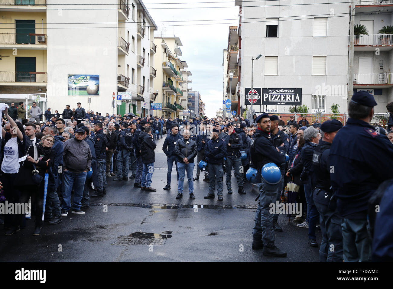 Aversa, ITALY. 6th May, 2019. A group of protesters from the social centers are waiting outside where Matteo Salvini's rally took place to protest.Deputy Premier Matteo Salvini in Aversa for a political rally for the May European elections.Aversa (ce) Metropolitan Cinema 6 May 2019 Credit: Fabio Sasso/ZUMA Wire/Alamy Live News Stock Photo